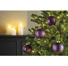 Geschmückter Weihnachtsbaum mit Christbaumkugeln und Lichtern