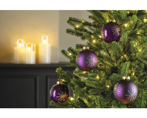 Geschmückter Weihnachtsbaum mit Christbaumkugeln und Lichtern