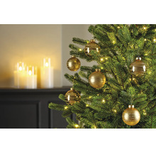 Geschmückter Weihnachtsbaum mit goldenen Kugeln und Lichtern