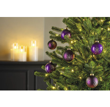 Geschmückter Christbaum mit Christbaumkugeln und Lichtern