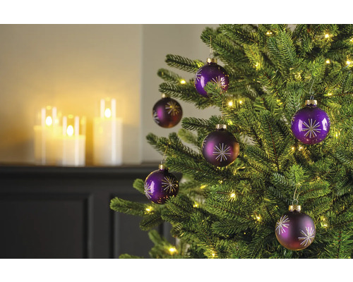 Geschmückter Christbaum mit Christbaumkugeln und Lichtern