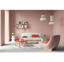 Wohnzimmer mit Sofa, Sessel, Couchtisch und Pendelleuchten