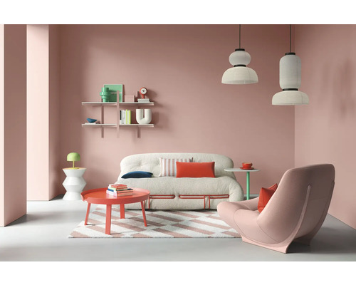 Wohnzimmer mit Sofa, Sessel, Couchtisch und Pendelleuchten