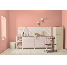 Rosa Küche mit Spüle, Arbeitsfläche, Regalen und SMEG Kühlschrank