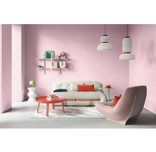 Heller Wohnraum mit Sofa, Sessel, Tisch und Regalen