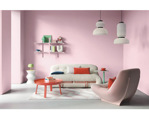 Heller Wohnraum mit Sofa, Sessel, Tisch und Regalen