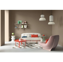 Wohnzimmer mit Sofa, Sessel, Teppich und Regalen