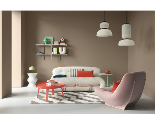 Wohnzimmer mit Sofa, Sessel, Teppich und Regalen