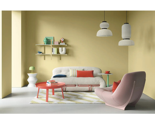 Wohnzimmer mit Sofa, Sessel, Tisch und Regalen