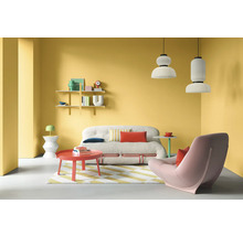 Wohnzimmer mit Sofa, Sessel, Tisch, Regalen und Lampen