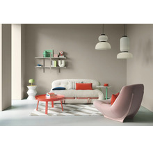 Wohnzimmer mit Sofa, Sessel, Couchtisch, Regalen und Pendelleuchten