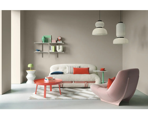 Wohnzimmer mit Sofa, Sessel, Couchtisch, Regalen und Pendelleuchten