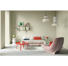 Wohnzimmer mit Sofa, Sessel, Tisch, Regalen und Pendelleuchten