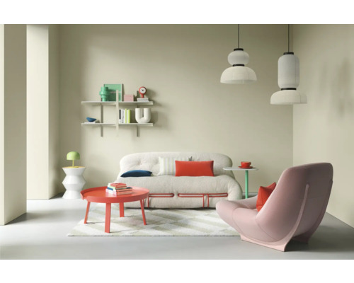 Wohnzimmer mit Sofa, Sessel, Tisch, Regalen und Pendelleuchten