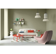 Wohnzimmer mit Sofa, Sessel, Couchtisch, Regalen und Pendelleuchten