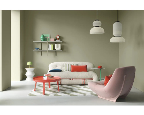 Wohnzimmer mit Sofa, Sessel, Couchtisch, Regalen und Pendelleuchten