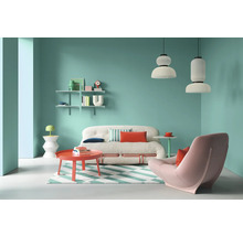 Wohnzimmer mit Sofa, Sessel, Couchtisch, Regalen und Pendelleuchten