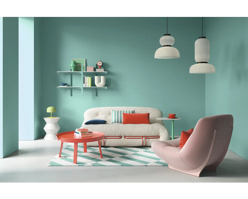 Wohnzimmer mit Sofa, Sessel, Couchtisch, Regalen und Pendelleuchten