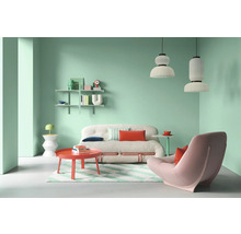 Helles Wohnzimmer mit Sofa, Sessel, Tisch und Dekoration