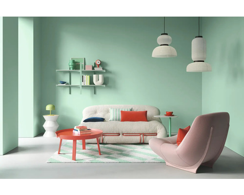 Helles Wohnzimmer mit Sofa, Sessel, Tisch und Dekoration