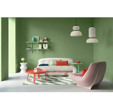 Wohnzimmer mit Sofa, Sessel, Couchtisch, Regalen und dekorativen Accessoires.