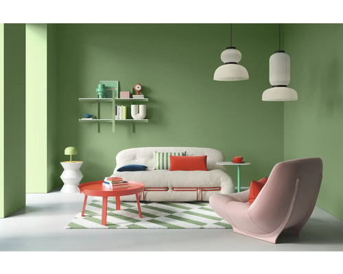 Wohnzimmer mit Sofa, Sessel, Couchtisch, Regalen und dekorativen Accessoires.