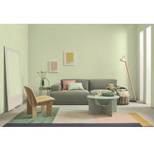 Helles Wohnzimmer mit Sofa, Tisch, Stuhl, Teppich und Dekorationen