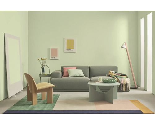 Helles Wohnzimmer mit Sofa, Tisch, Stuhl, Teppich und Dekorationen