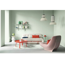 Heller Wohnraum mit Sofa, Sessel, Tisch und Regalen