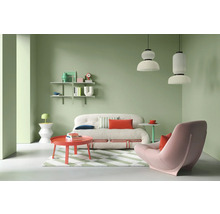 Helles Wohnzimmer mit Sofa, Sessel, Tisch und Regalen