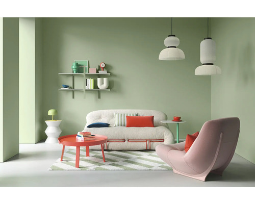 Helles Wohnzimmer mit Sofa, Sessel, Tisch und Regalen