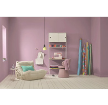 Nähzimmer mit Sessel, Nähmaschine und Stoffen