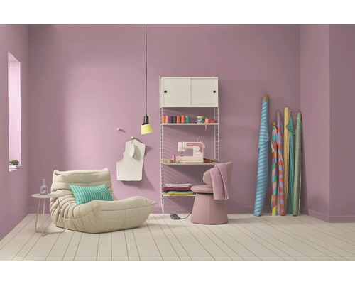 Nähzimmer mit Sessel, Nähmaschine und Stoffen