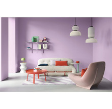 Helles Wohnzimmer mit Sofa, Sessel, Tisch und Dekoration