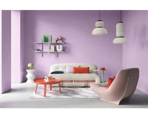 Helles Wohnzimmer mit Sofa, Sessel, Tisch und Dekoration