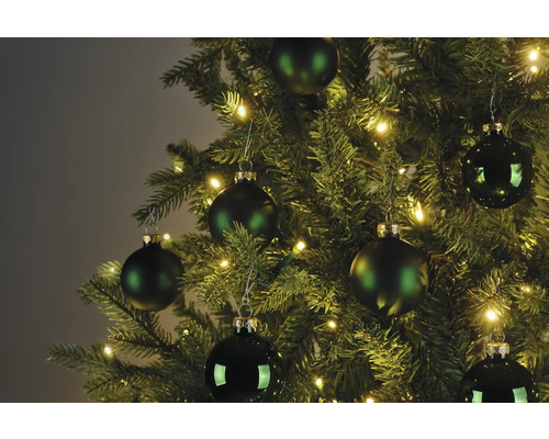 Geschmückter Weihnachtsbaum mit Kugeln und Lichtern