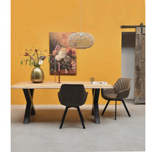 Modernes Esszimmer mit Holztisch, Metallgestell, Polsterstühlen, Pendelleuchte, Blumendekoration und Schiebetür.