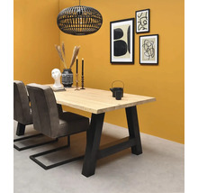 Moderner Essbereich mit Massivholztisch, schwarzen Metallbeinen, grauen Polsterstühlen und schwarzer Käfig-Pendelleuchte vor gelber Wand.