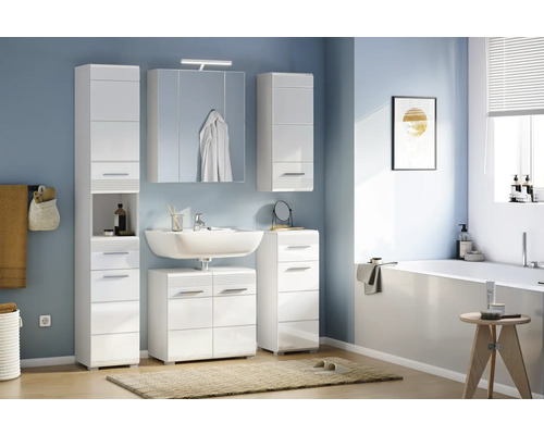 Badezimmer mit Waschbecken, Spiegelschrank und weißen Badmöbeln