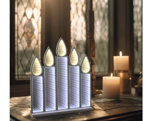 Dekorative LED Kerzenleuchte mit fünf Kerzen auf Tisch