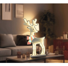 Dekorativer leuchtender Rentier für die Weihnachtszeit im Wohnzimmer.
