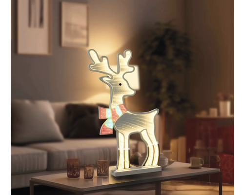 Dekorativer leuchtender Rentier für die Weihnachtszeit im Wohnzimmer.