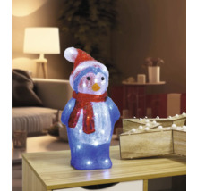 Dekorative Pinguinfigur mit Mütze und Schal, beleuchtet für weihnachtliche Atmosphäre