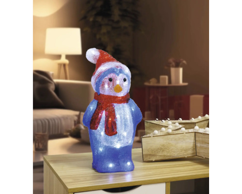 Dekorative Pinguinfigur mit Mütze und Schal, beleuchtet für weihnachtliche Atmosphäre