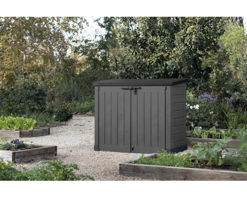 Gartenschrank aus Kunststoff mit abschließbaren Türen im Garten