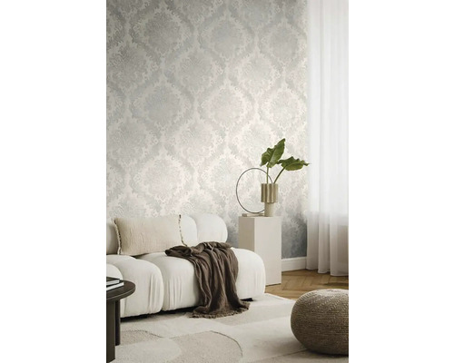 Wohnzimmer mit gemusterter Tapete, Sofa und Dekoration