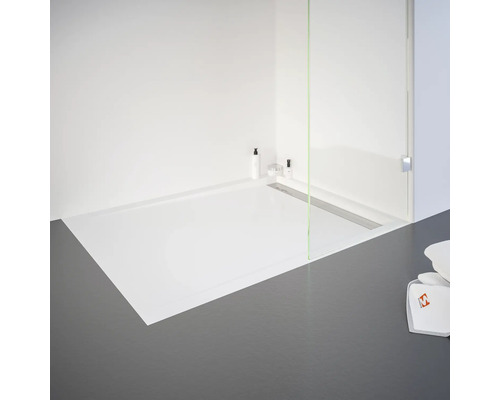 Ebenerdige Dusche mit Duschrinne und Duschabtrennung aus Glas