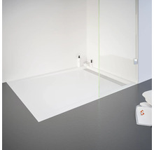 Ebenerdige Dusche mit Duschwanne und Glaswand im Badezimmer.