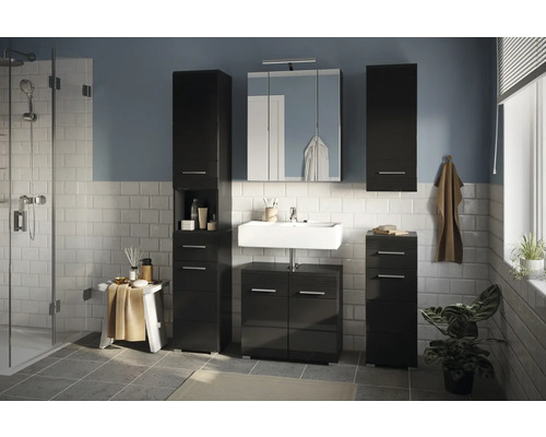 Badezimmer mit schwarzem Waschbeckenunterschrank, Spiegelschrank und Hochschrank