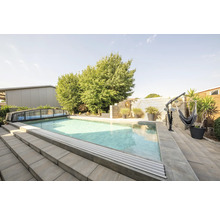 Außenpool mit Abdeckung, Treppe und Hängemattengestell im Garten